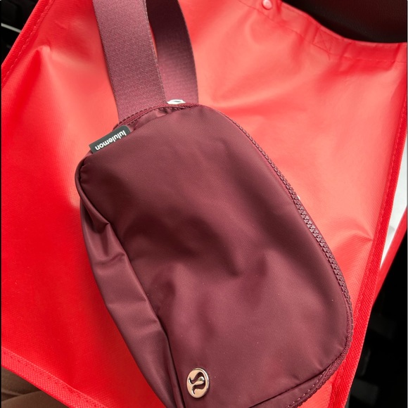 Lululemon Everywhere Belt Bag - Picture 3 of 3